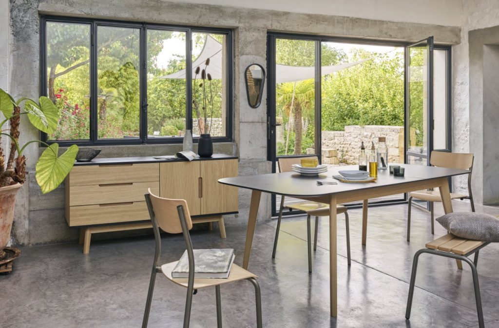 Salle a manger avec une table